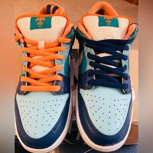 Nike SB Dunk Low🔥🔥🔥
MIA Skate Shop Men’s 8.5
Orange and Blue laces. OG box.